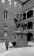 Stuttgart: Altes Schloss, Herzog Eberhard I. (im Bart) von Württemberg - Reiterstandbild im Hof 1927