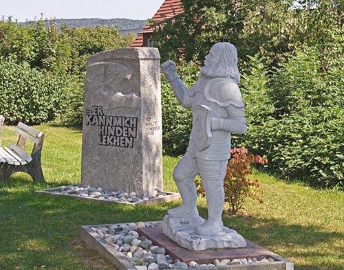 Denkmal zur Erinnerung an den Gruß des Götz von Berlichingen in Krautheim. Copyright: LMZ BW