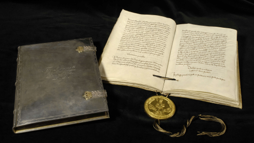 Die Goldene Bulle mit der silbernen Aufbewahrungskassette, Quelle: Landesarchiv BW Hauptstaatsarchiv Stuttgart (H 51 U 589)