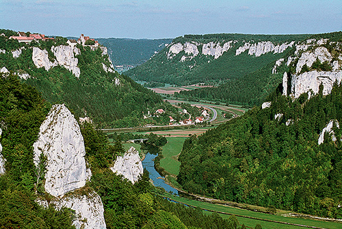 Oberes Donautal mit Werenwag auf der Hochfläche und Talhof am Fuß des Abhangs - Quelle LMZ BW