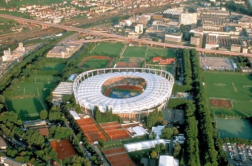 Im 52 000 Zuschauer fassenden Gottlieb-Daimler Stadion wurden bei der WM 2006 vier Gruppenspiele, ein Achtelfinale und das Spiel um Platz 3 ausgetragen. (Copyright: Müller, Peter; 11.07.1993/ Quelle: LMZ)