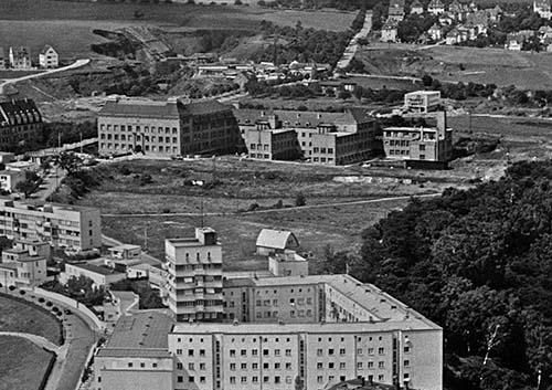 Die Kunstgewerbeschule auf dem Killesberg in Stuttgart um 1930, im Vordergrund die Weißenhofsiedlung. Quelle LMZ BW