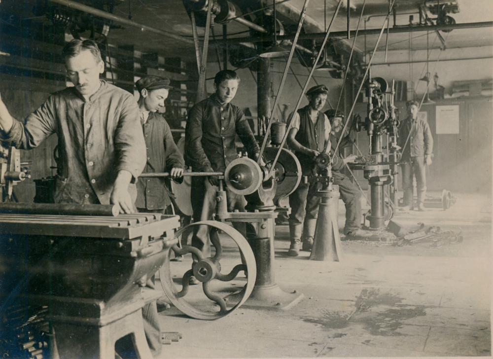 Der industrialisierte Krieg benötigt Arbeitskräfte: Arbeiter in einer Instandhaltungswerkstat in Colmar 1917/18. (Quelle: Landesarchiv BW, GLA 456 F 105, Nr. 177 Foto 33) 