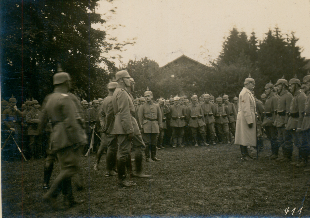 Für die Moral der Soldaten wichtig: Besuch Großherzog Friedrich II von Baden bei den Truppen der 8. Landwehr-Division in Waldighofen am 8. Juni 1916. (Quelle: Landesarchiv BW, GLA 456 F 105, Nr. 303 Foto 1 )