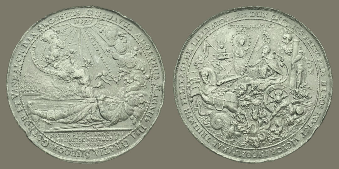 Medaille von Sebastian Dadler auf den Tod Gustav Adolfs von Schweden (1594–1632), hergestellt 1634. Auf der Vorderseite ist der aufgebahrte Leichnam dargestellt, auf der Rückseite sitzt der König in einem Triumphwagen, der von Pferden gezogen wird [Quelle: Landesmuseum Württemberg]
