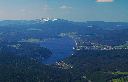 Der Schluchsee, im Hintergrund der schneebedeckte Feldberggipfel - Quelle LMZ BW 