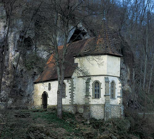 Die Kapelle St. Wendel zum Stein, im Hintergrund die Kalksinterfelsen - Quelle LMZ BW