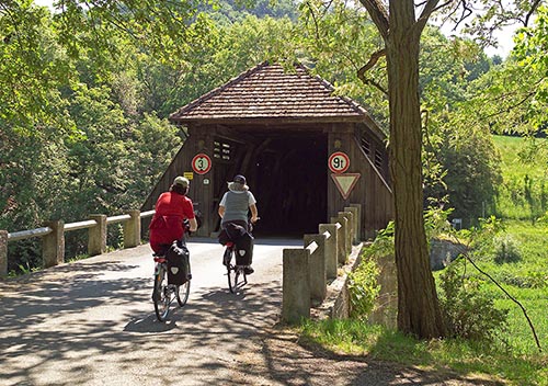 Der Radweg führt bei Langenburg-Unterregenbach über eine Archenbrücke - Quelle LMZ BW