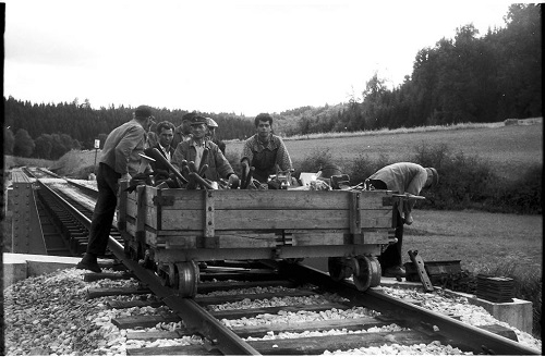 Gleiswerker mit Rollwagen, 1962. Quelle: LABW