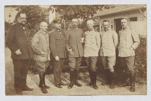 Ernst II. zu Hohenlohe-Langenburg (Mitte) bei der freiwilligen Krankenpflege. Vorlage: Landesarchiv HZAN La 142 Bü 913