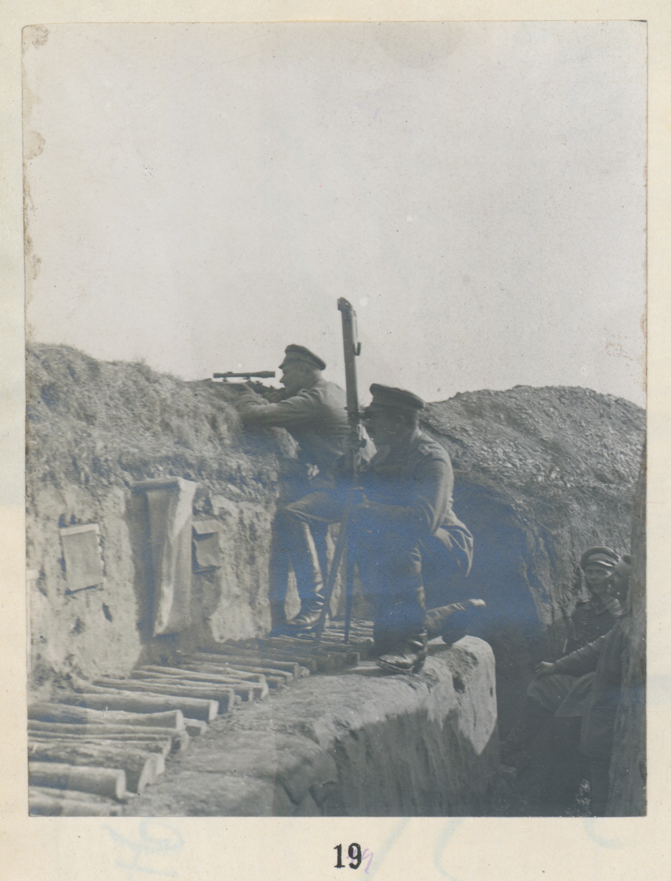  Photographie d’un tireur d’élite dans une tranchée du 111e régiment d’infanterie de réserve (RIR) en 1915 (Source: Landesarchiv BW, GLAK 456 F 55/201, Foto 84)