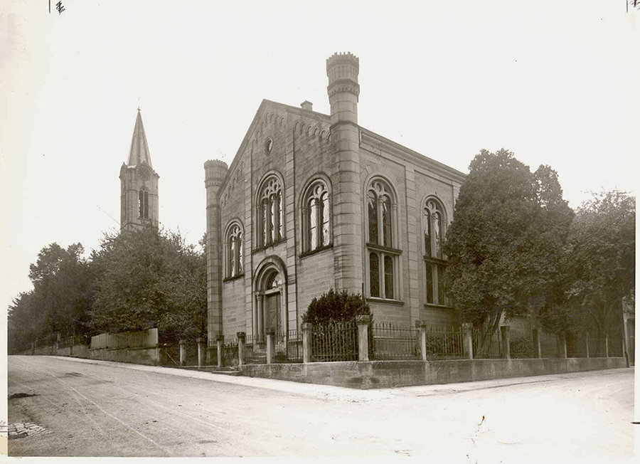 Die neue Synagoge in Eppingen, vor 1938. Obwohl die jüdische Gemeinde das Gebäude im Oktober 1938 verkaufte, wurde es während der Pogrome im November durch Inbrandsetzung zerstört. [Quelle: Landesarchiv BW, HStAS EA 99/001 Bü 305 Nr. 410]