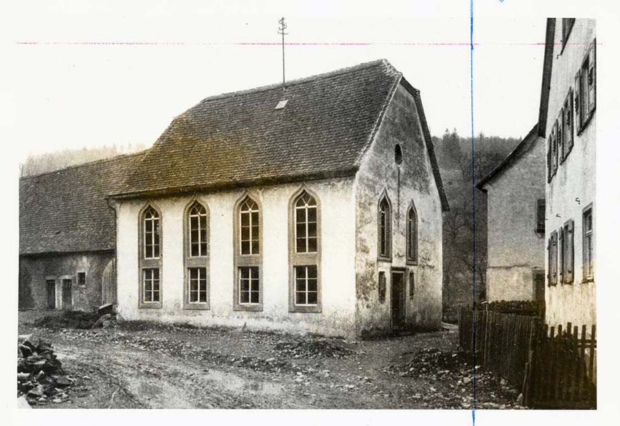 Die Synagoge in Archshofen, um 1932. Während der Pogrome im November 1938 wurde die Inneneinrichtung der Synagoge beschädigt. Danach diente das Gebäude unter anderem als Vereinsheim. [Quelle: Landesarchiv BW, HStAS EA 99/001 Bü 305 Nr. 23]