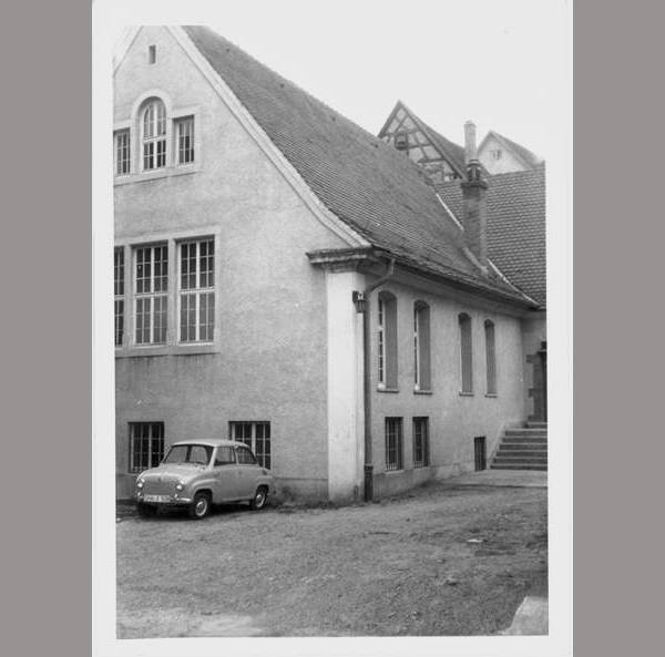 Die ehemalige Synagoge von Braunsbach, während der Pogrome im November 1938 im Innern schwer beschädigt, wurde in den 1950er Jahren an die Gemeinde verkauft, zur Veranstaltungshalle umgebaut und später in die neu erbaute Burgenland-Halle integriert. [Quelle: Landesarchiv BW, HStAS EA 99/001 Bü 305 Nr. 159]