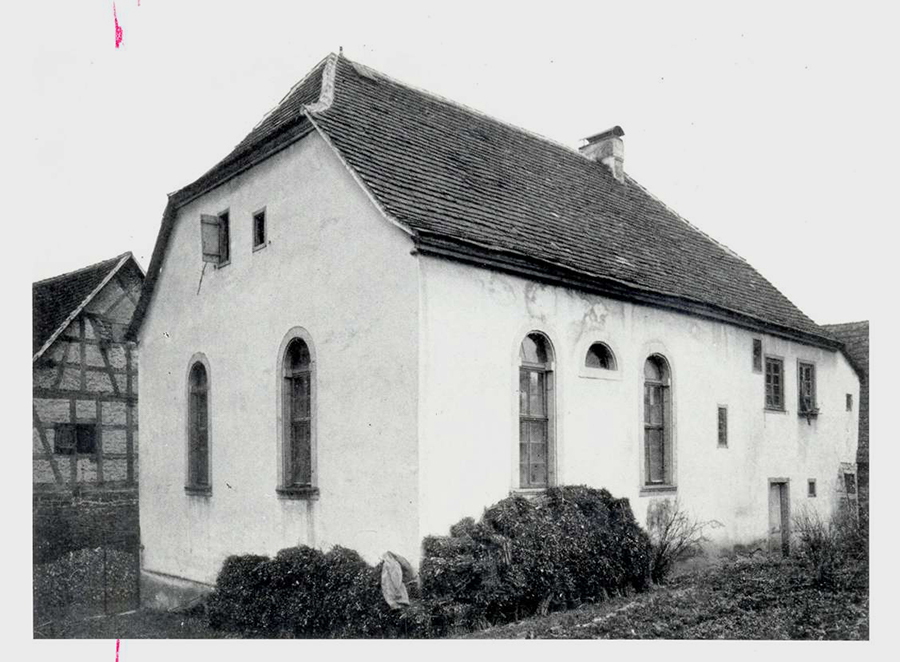 Die Synagoge in Markelsheim, um 1932. Das Gebäude blieb von den Zerstörungen während der Pogrome im November 1938 verschont und wurde später umgebaut. [Quelle: Landesarchiv BW, HStAS EA 99/001 Bü 305 Nr. 1174]