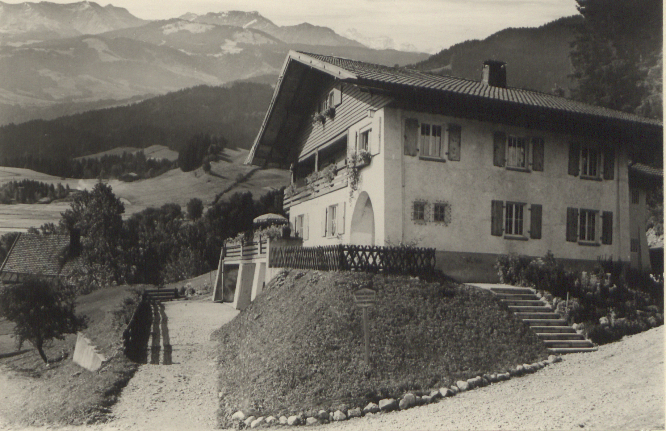  Erholungsheime wie das Kinderheim Bergfreude in Scheidegg befanden sich oft in ländlicher Umgebung. [Quelle: Landeskirchliches Archiv Stuttgart, U 98]