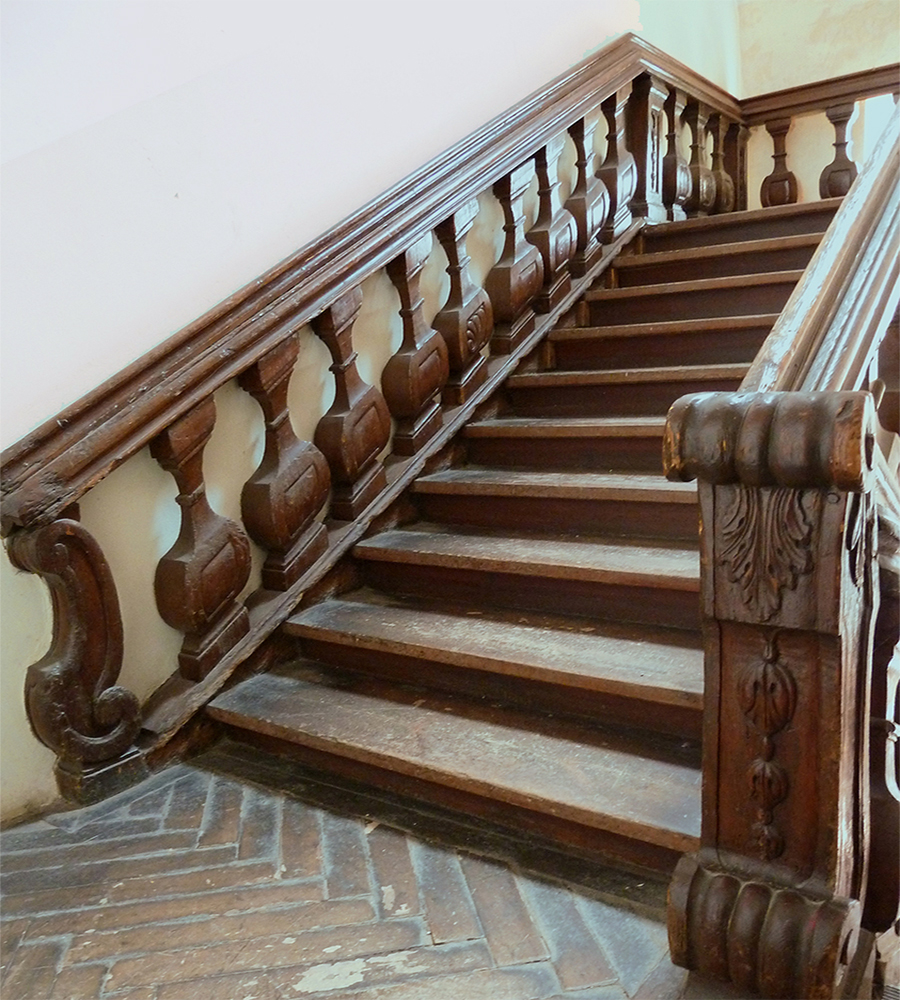 Die hölzerne Treppe mit ihren klobigen Geländer-Sprossen. [Quelle: Willy Dorn]. Zum Vergrößern bitte klicken.