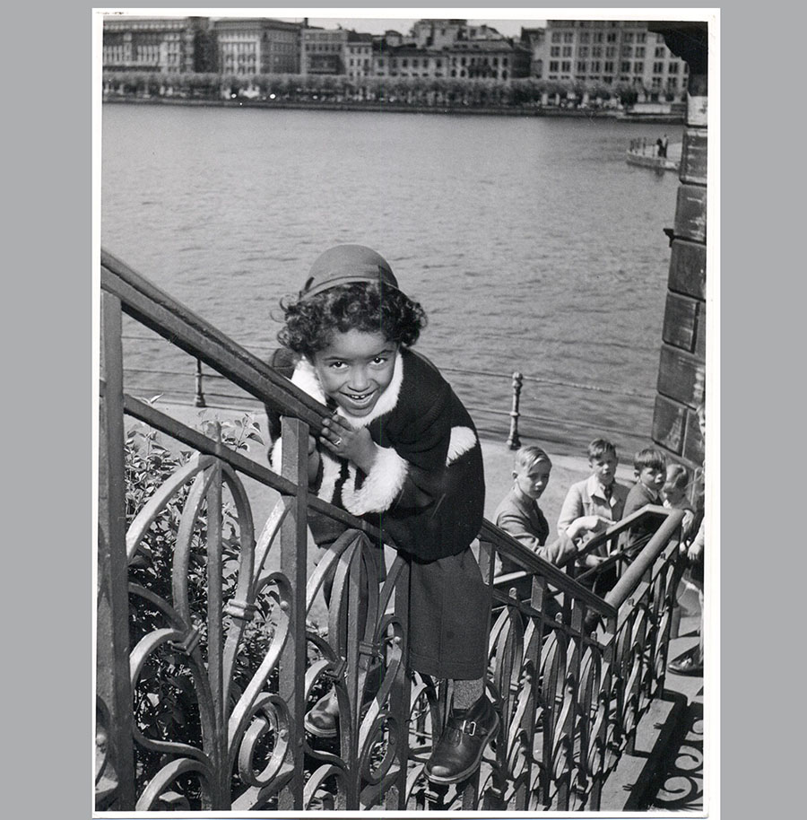 Elfi Fiegert als Toxi an der Binnenalster, 1952 [Quelle: Verein Film- und Fernsehmuseum Hamburg e.V., Foto: Peter Michael Michaelis]. Zum Vergrößern bitte klicken.