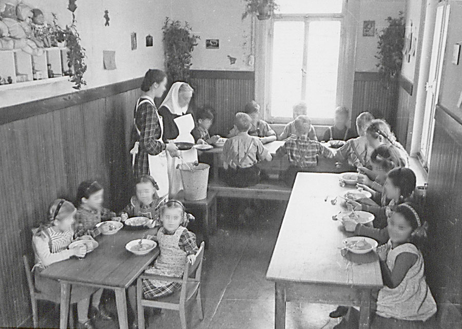 Das gemeinsame Essen war für viele Kinder mit Gewalt verbunden [Quelle: Landeskirchliches Archiv Stuttgart, L 1 Nr. 3480]. Aus rechtlichen Gründen wurden die Gesichtszüge der abgebildeten Personen anonymisiert. Zum Vergrößern bitte klicken.