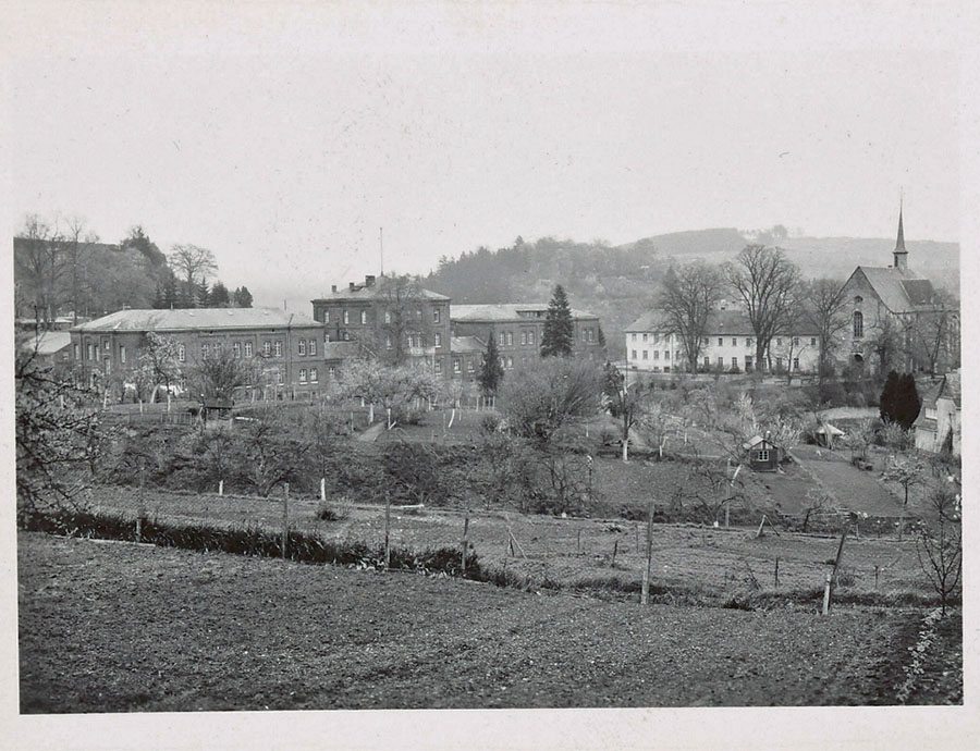 Landesheilanstalt Hadamar von Südwesten mit Gebäuden und ehemaliger Klosterkirche, um 1950 [Quelle: LWV-Archiv Bestand F12 Nr. 4]. Zum Vergrößern bitte klicken.