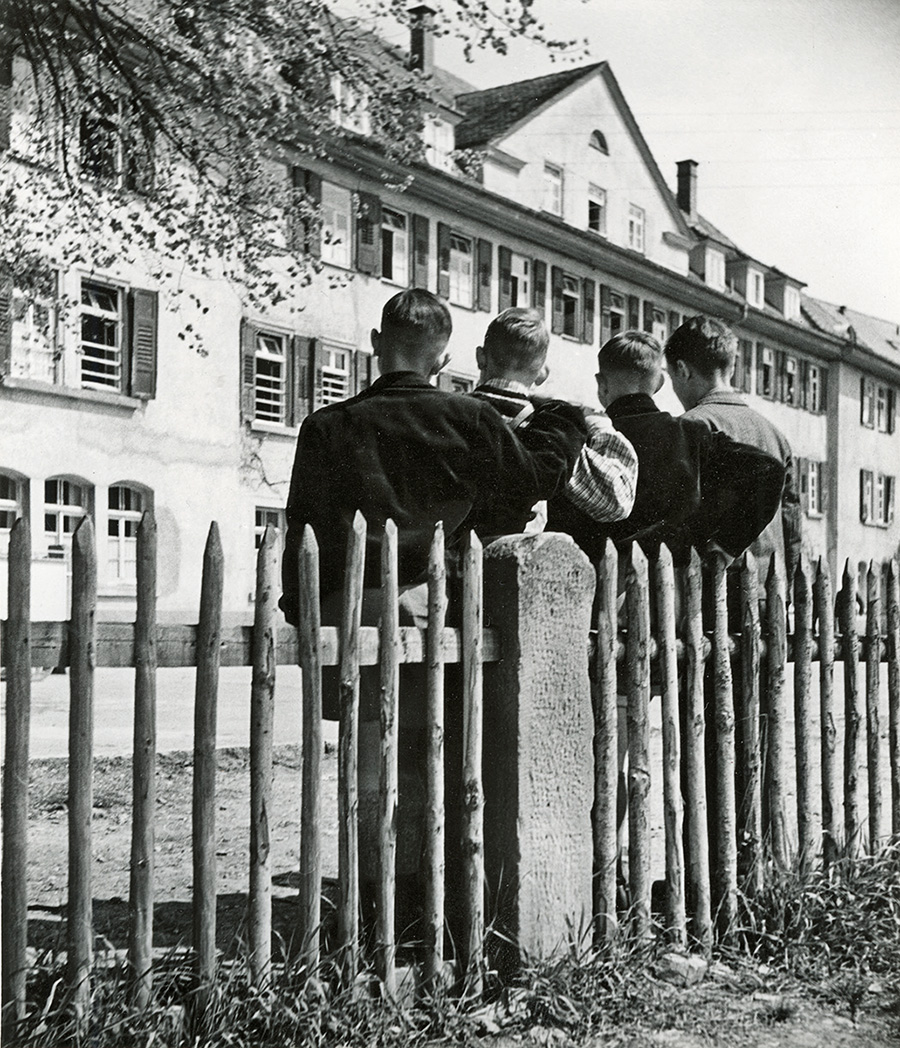 Jugendliche vor dem Männerhaus [Historisches Archiv Diakonie Stetten 3707]. Zum Vergrößern bitte klicken.