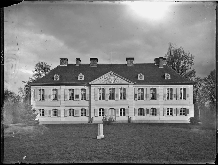 Außenansicht Schloss Stutensee 1920 [Quelle: Landesarchiv BW, GLAK, Glasnegative Wilhelm Kratt 498-1 Nr. 2390, Bild 1]. Zum Vergrößern bitte klicken.