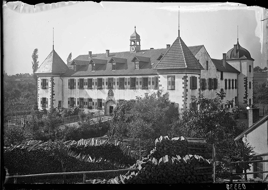Außenansicht von Schloss Flehingen, 1900 [Quelle: Landesarchiv BW, GLAK, Glasnegative Wilhelm Kratt 498-1 Nr. 7268, Bild 1]. Zum Vergrößern bitte klicken.