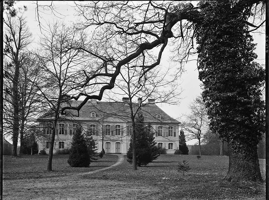 Außenansicht Schloss Stutensee, 1920 [Quelle: Landesarchiv BW, GLAK, Glasnegative Wilhelm Kratt 498-1 Nr. 2392, Bild 1]. Zum Vergrößern bitte klicken.
