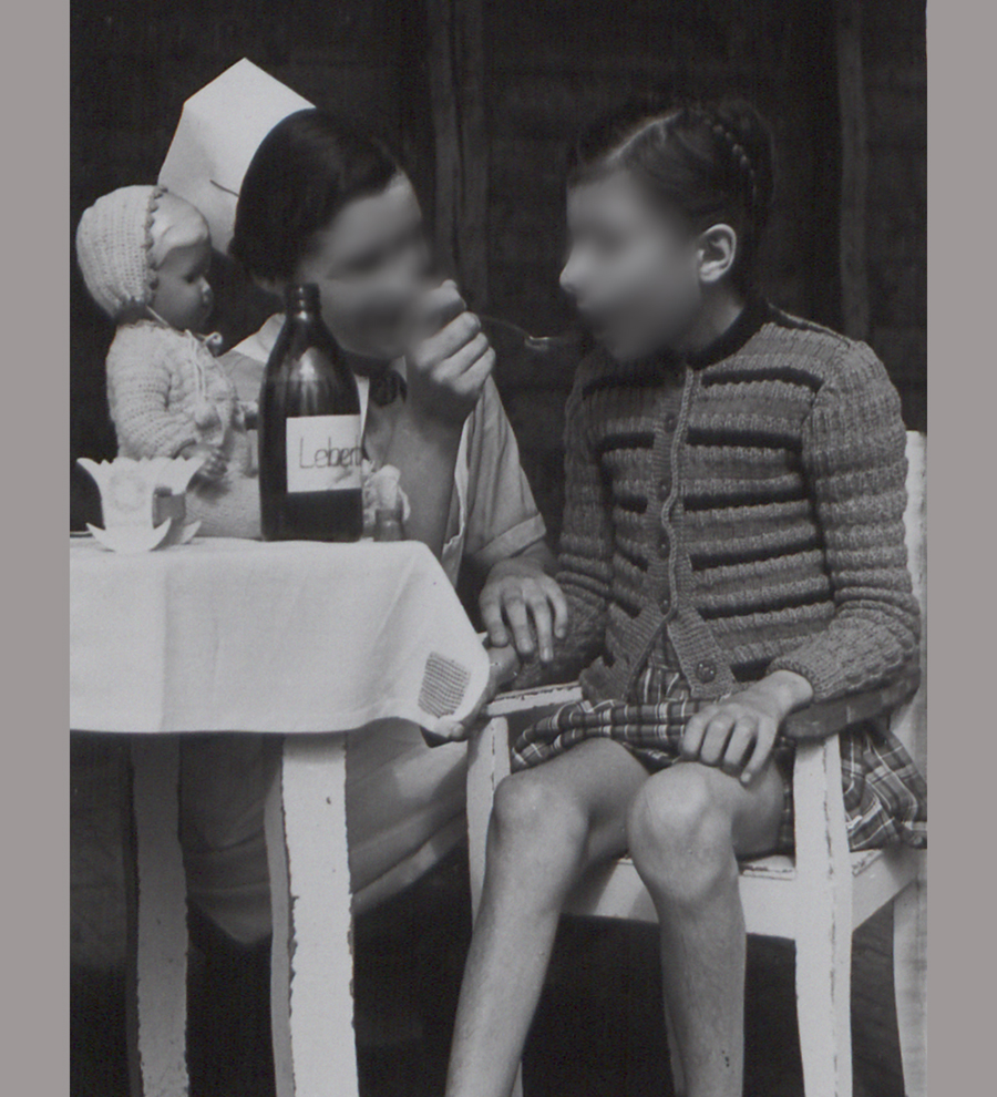 Krankenschwester verabreicht einem Mädchen Lebertran in einem Kindererholungsheim [Quelle: Landeskirchliches Archiv Stuttgart, L1 Nr. 4638, Fotograf: Hermann Weishaupt]. Zum Vergrößern bitte klicken.