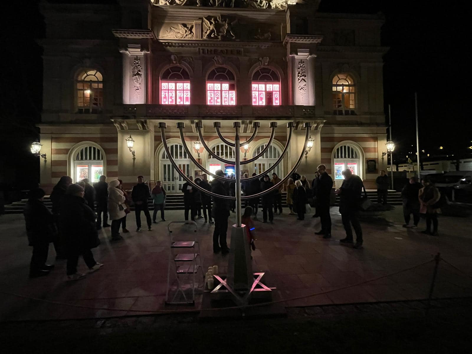  Entzünden des Chanukka-Leuchters vor dem Theater in Baden-Baden [Quelle: Israelitische Kultusgemeinde Baden-Baden]