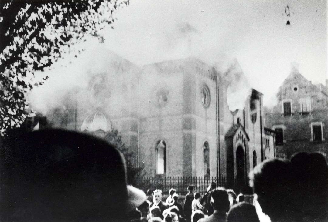  Zahlreiche Ludwigsburger Bürgerinnen und Bürger waren Zeugen, wie die Synagoge niederbrannte. [Foto: Landesarchiv BW, HStAS EA 99/001 Bü 305 Nr. 1111 Bild 1]