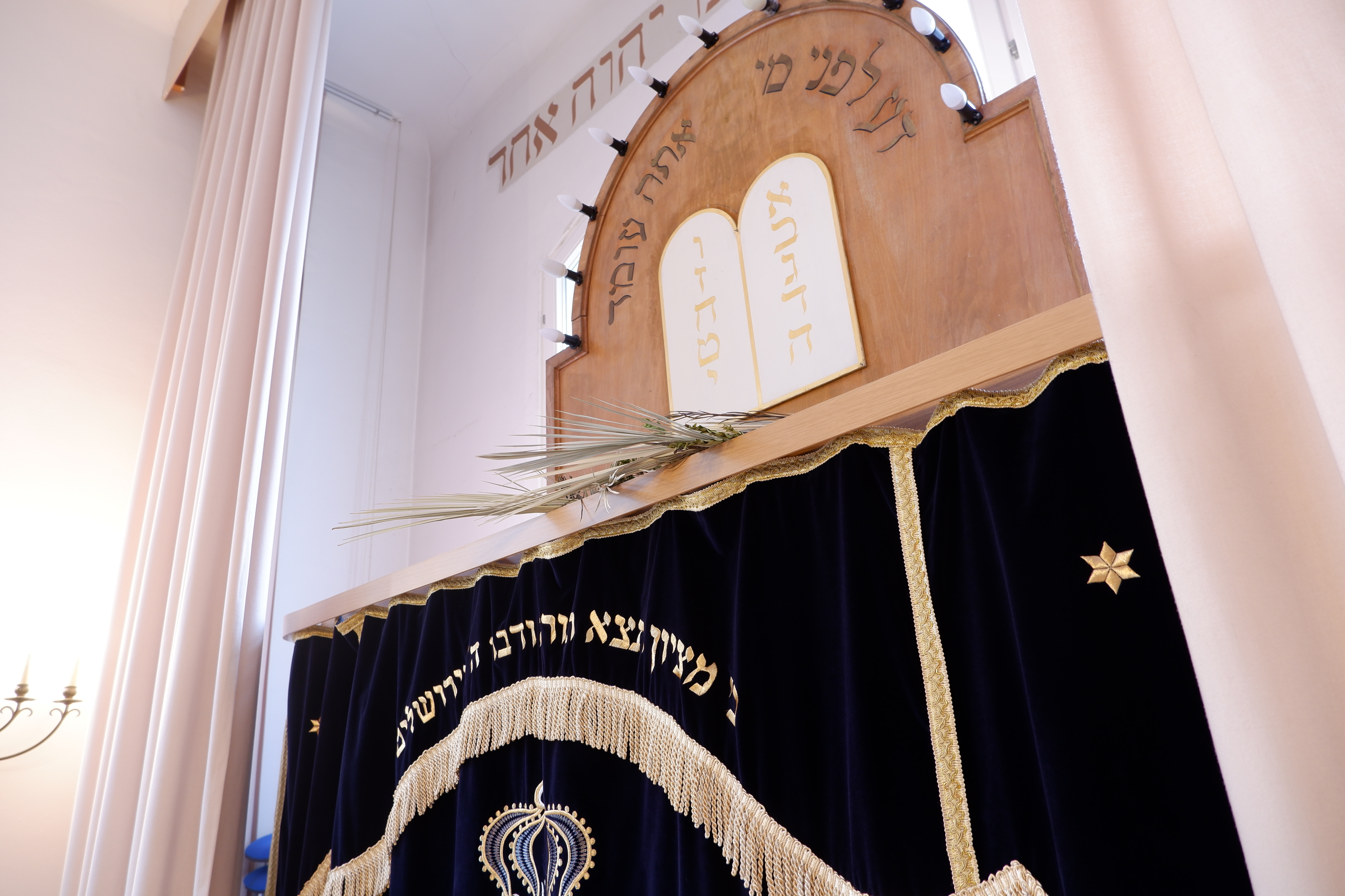  Oben auf dem Tora-Schrein in der Synagoge in Baden-Baden liegen Zweige vom letzten Sukkot-Fest [Quelle: Landesarchiv Baden-Württemberg, Foto: Eva Rincke]