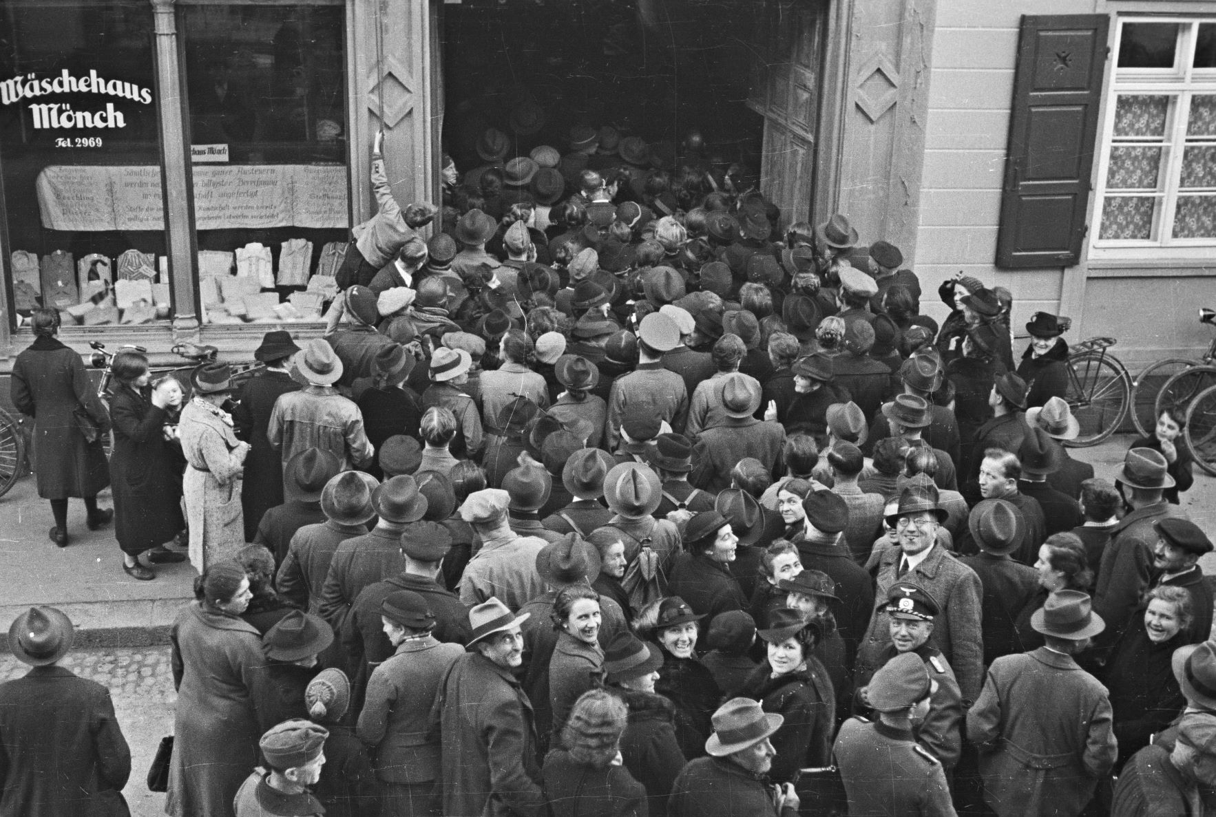  Lörracher Bürger bei der Versteigerung von Hab und Gut von Juden, die wenige Wochen zuvor im Oktober 1940 nach Gurs deportiert worden waren. [Quelle: ©Stadtarchiv Lörrach, StaLö2.42.4]