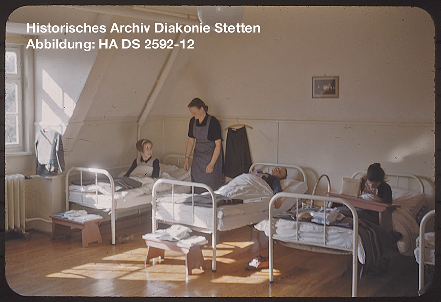 Kinder im Krankenhaus der Diakonie Stetten [Quelle: Historisches Archiv Diakonie Stetten 2592_12]. Aus rechtlichen Gründen wurden die Gesichtszüge der abgebildeten Personen anonymisiert. Zum Vergrößern bitte klicken.