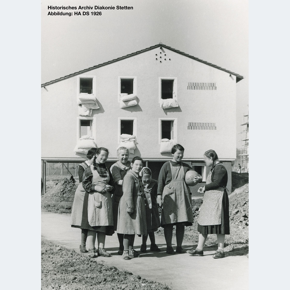 Neubau auf der Hangweide [Quelle: Historisches Archiv Diakonie Stetten 1926]. Aus rechtlichen Gründen wurden die Gesichtszüge der abgebildeten Personen anonymisiert. Zum Vergrößern bitte klicken.