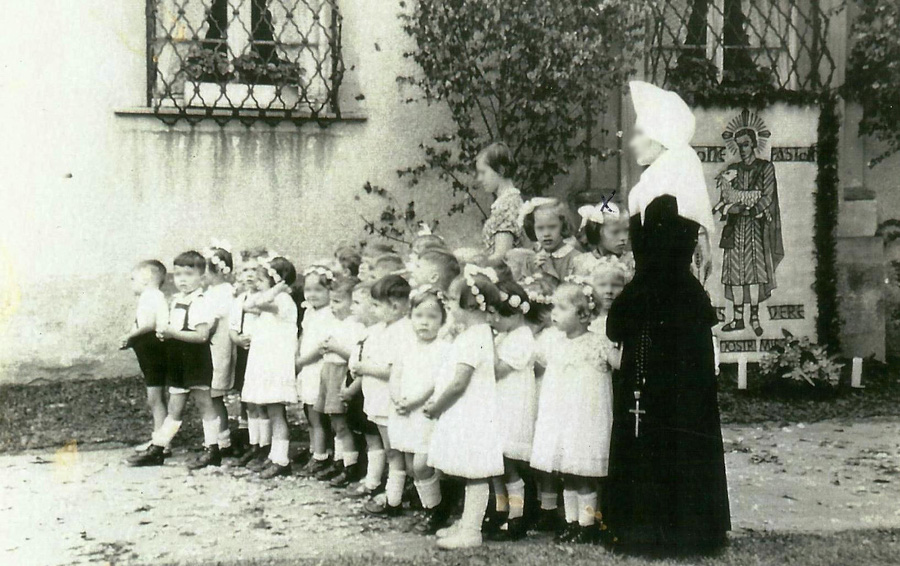 Vinzentinerin mit Kindern ca. 1950 [Quelle: Waisenhausstiftung Freiburg]. Aus rechtlichen Gründen wurden die Gesichtszüge der abgebildeten Personen anonymisiert. Zum Vergrößern bitte klicken.