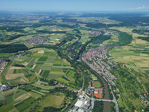 Das Neckartal bei Nürtingen-Neckarhausen, im Hintergrund Neckartailfingen – Quelle: LMZ BW