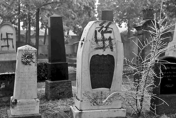 Grabsteine auf dem Jüdischen Friedhof in Freiburg, 30. Januar 1959 (Landesarchiv StAF W 134 Nr. 006279a)