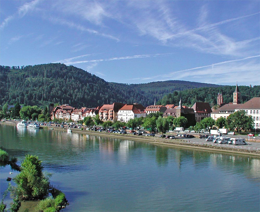 Bei Eberbach biegt der Fluss scharf und anhaltend nach Westen zum Oberrhein hin um – Quelle: LABW 