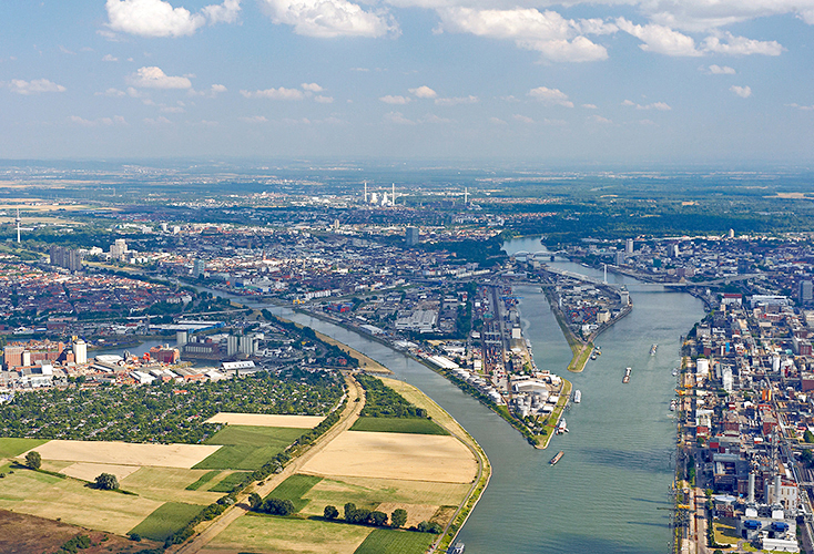 Die Mündung des Neckars in den Rhein, rechts Ludwigshafen – Quelle: LMZ BW