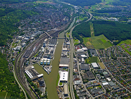 Der Neckarhafen bei Plochingen mit Gleisanlagen und Bundesstraße B10 – Quelle: LMZ BW