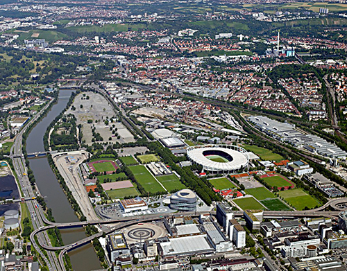 Der Neckarpark bei Stuttgart-Bad Cannstatt mit Industrieanlagen, Daimler-Museum, Sportstätten und Wasengelände, im Hintergrund das Kraftwerk Münster – Quelle: LMZ BW