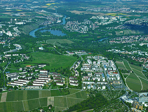 Stuttgart-Burgholzhof, im Hintergrund Neugereut, Max-Eyth-See, Hofen und weiter neckarabwärts Mühlhausen – Quelle: LMZ BW