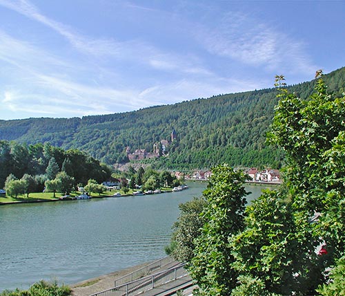  Der Neckar bei Zwingenberg, wo der Fluss zwischen dem Kleinen Odenwald und dem Zentralen Buntsandstein-Odenwald, im Hintergrund, verläuft – Quelle: LABW 