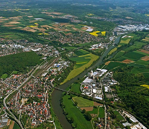 Bad Friedrichshall von Norden, im Hintergrund das Industriegebiet von Neckarsulm – Quelle: LMZ BW