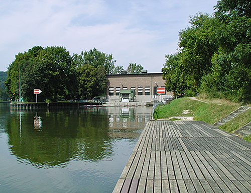 Das Laufkraftwerk bei Esslingen-Oberesslingen liegt zwischen zwei Neckarinseln – Quelle: LABW