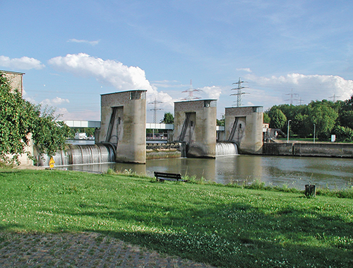 Bei Neckarzimmern überspannt ein Staudamm zur Stromerzeugung die gesamte Flussbreite und gibt nur über eine Doppelschleuse den Weg für den Schiffsverkehr frei – Quelle: LABW