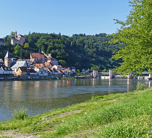 Die Staustufe Hirschhorn verbindet die Kernstadt mit dem Teilort Ersheim. Ort und Neckarschleife gehören bereits zu Hessen – Quelle: LABW