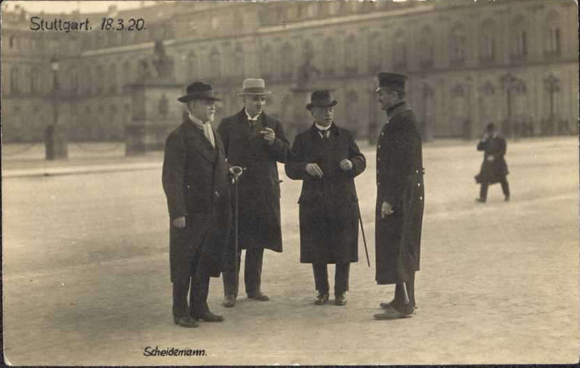 Mitglieder der Reichsregierung und des Reichstags auf dem Schlossplatz in Stuttgart: Philipp Scheidemann, Karl Sperka, Otto Braun, 18. März 1920, (Quelle: Landesarchiv BW, HStAS P2 BÜ 77)