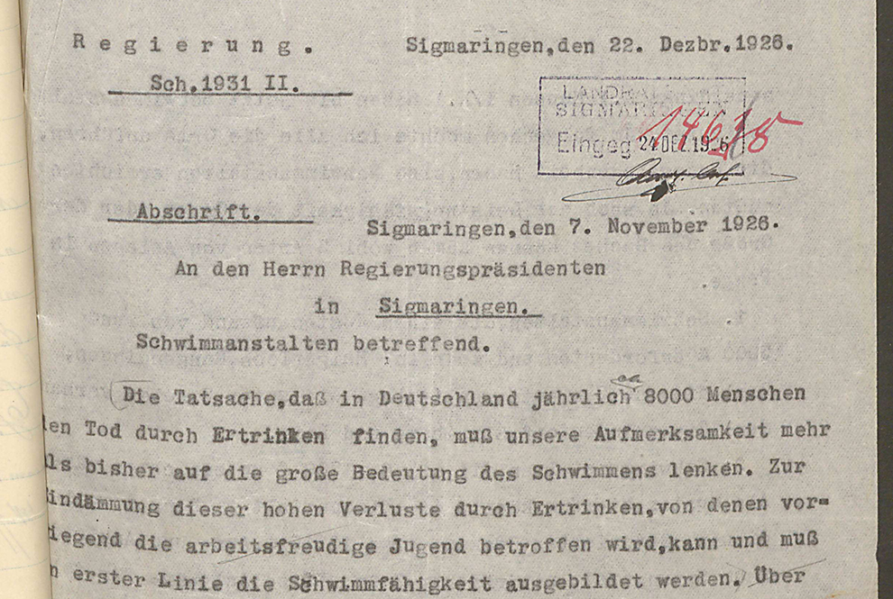 Schreiben des Landrats an den Regierungspräsidenten in Sigmaringen zum Ausbau von Schwimmanstalten, 7.12.1926, (Quelle: Landesarchiv BW, StAS Ho 199 T 5 Nr. 1691, Bild 261)